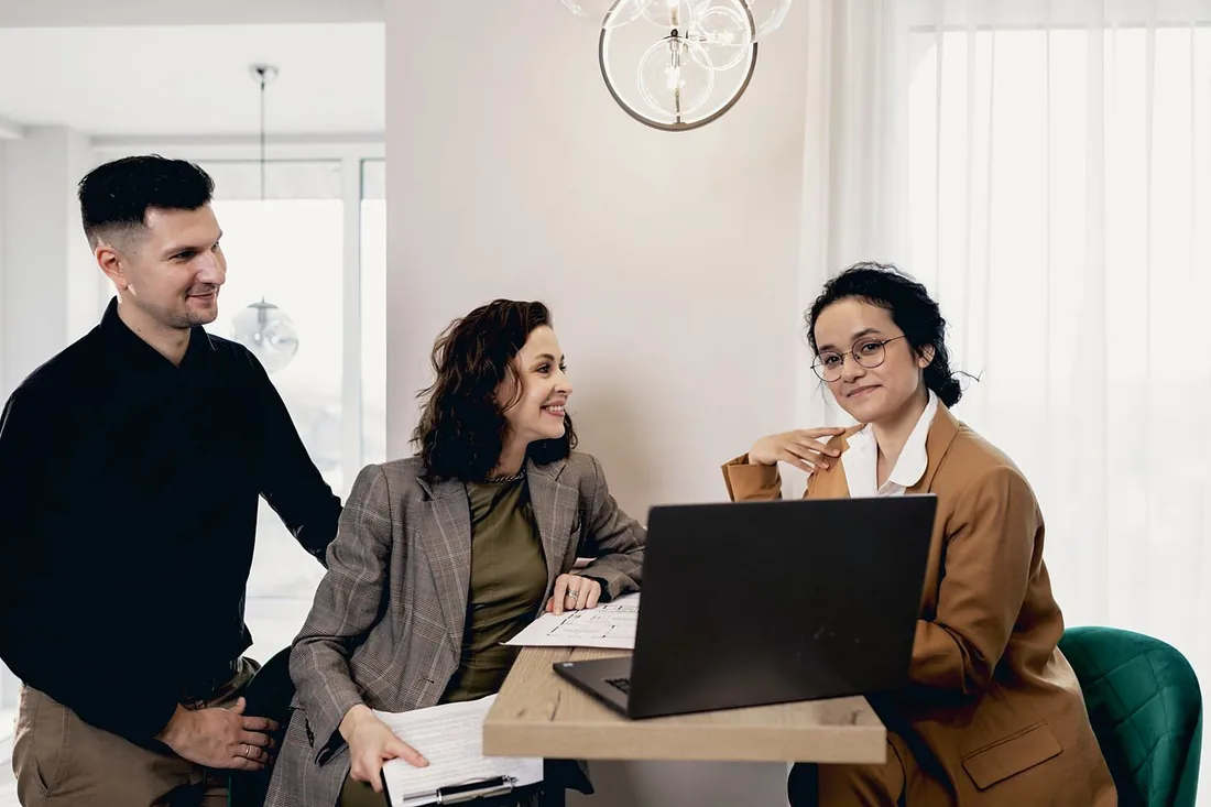 An advisor meeting a young couple at home
